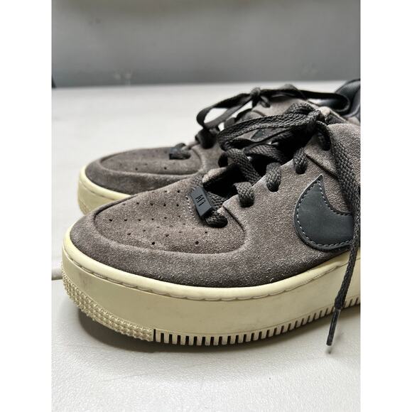 Nike Air Force 1 Sage Low Women’s Sz 6.5 AR5339-001 gray Suede Platform Sneakers - Picture 2 of 11